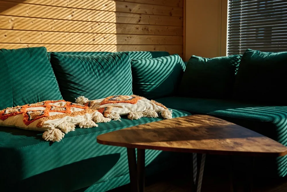 Sofa sztruksowa w nowoczesnym salonie – dlaczego mięsiste tkaniny powracają do naszych wnętrz? Sofa sztruksowa w nowoczesnym salonie – dlaczego mięsiste tkaniny powracają do naszych wnętrz?