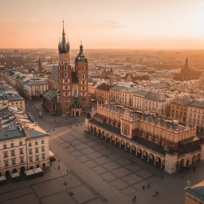 Stare miasto w Krakowie UNESCO: przewodnik po liście światowego dziedzictwa Widok na Rynek Główny i zabytkowe stare miasto w Krakowie UNESCO o zachodzie słońca.